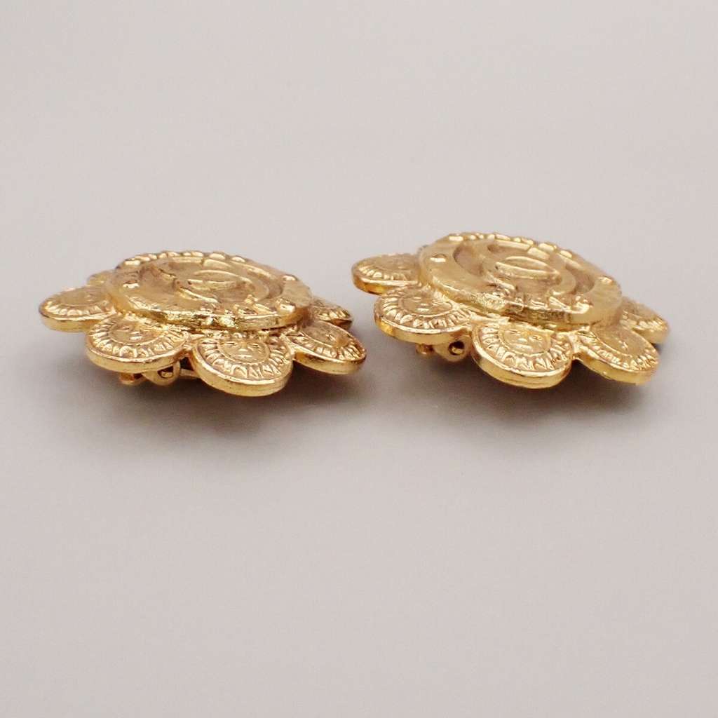Chanel Vintage CC Flower Clip-On Earrings Gold Good condition - Model View
