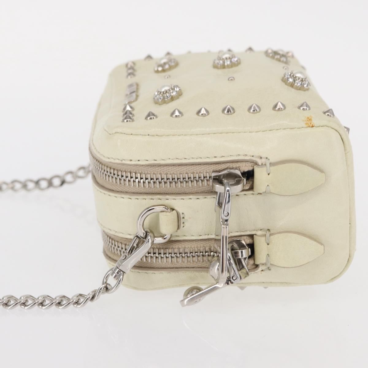 Miu Miu Chain Crossbody Bag Ecru Leather Good condition - Model View