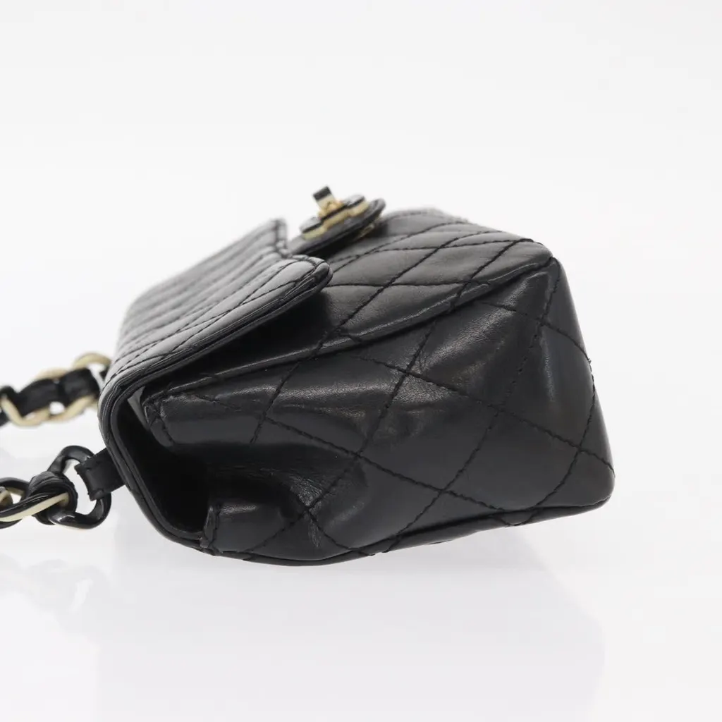 Chanel Vintage Resin Chain CC Flap Bag Black Leather Good - Model View