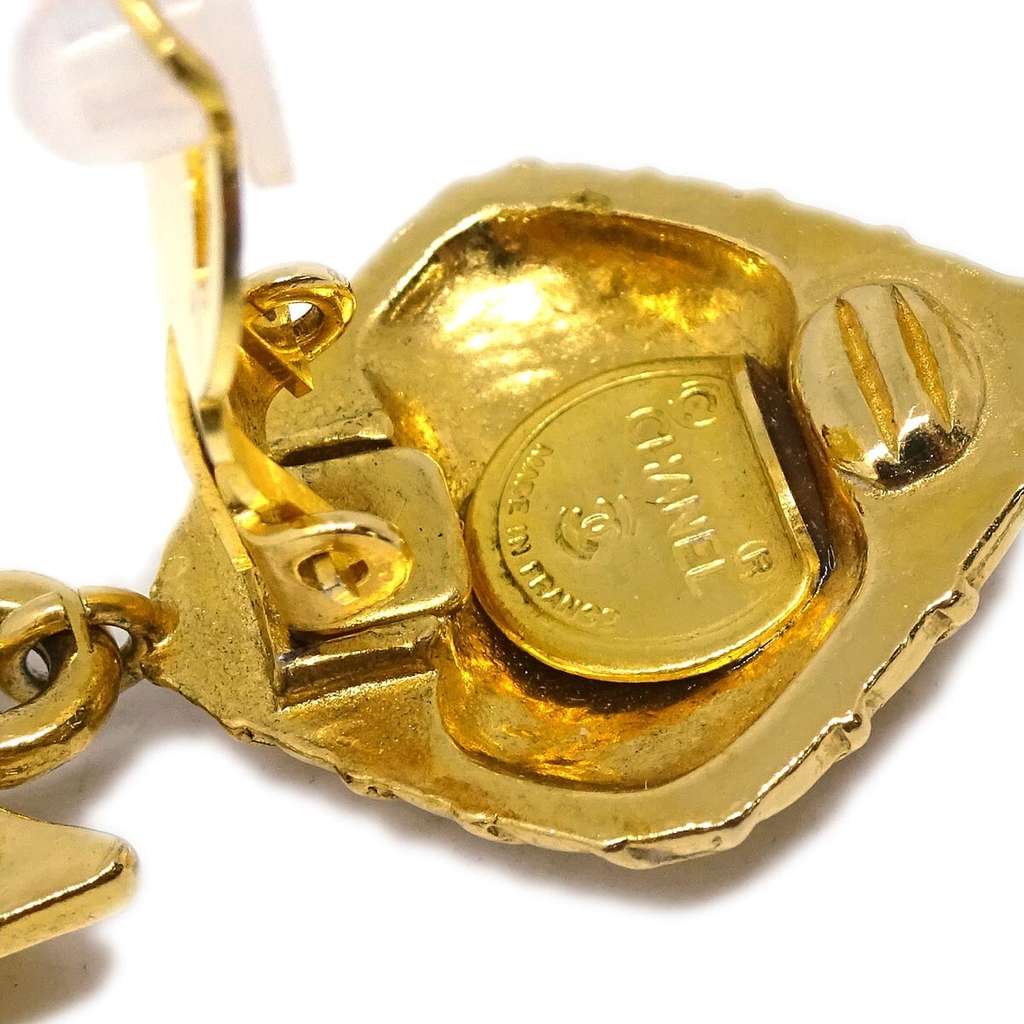 Chanel CC Rhombus Clip-On Earrings Gold Good condition - Model View