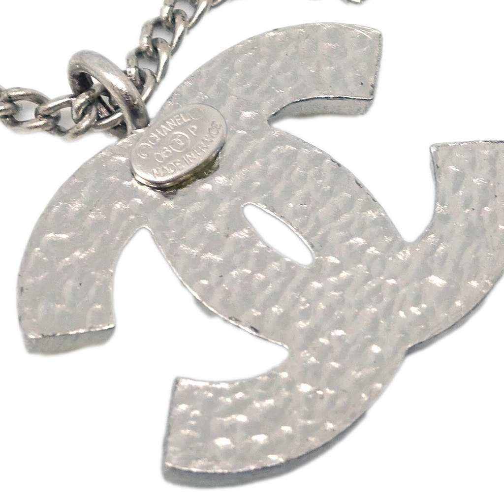 Chanel CC Logo Pendant Necklace Silver Good condition - Model View