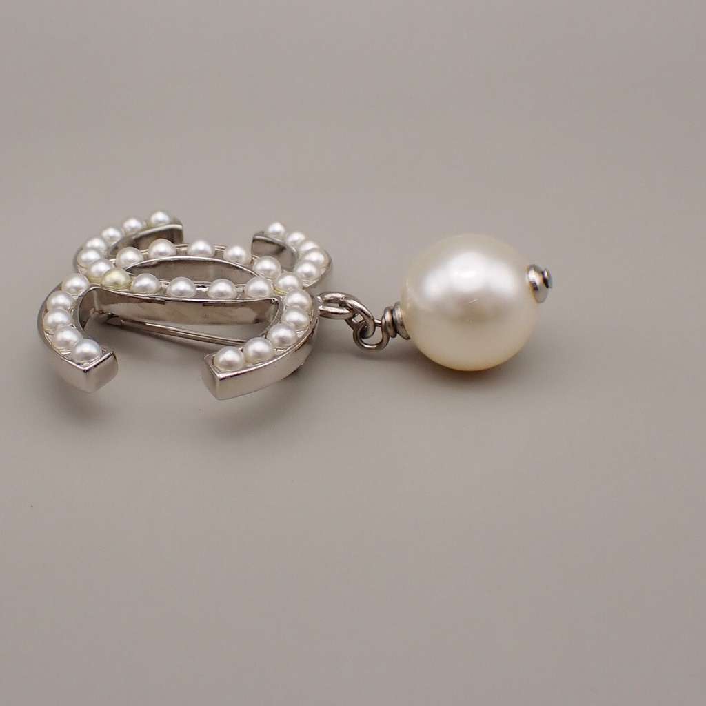Chanel CC Drop Brooch Silver Good condition - Model View