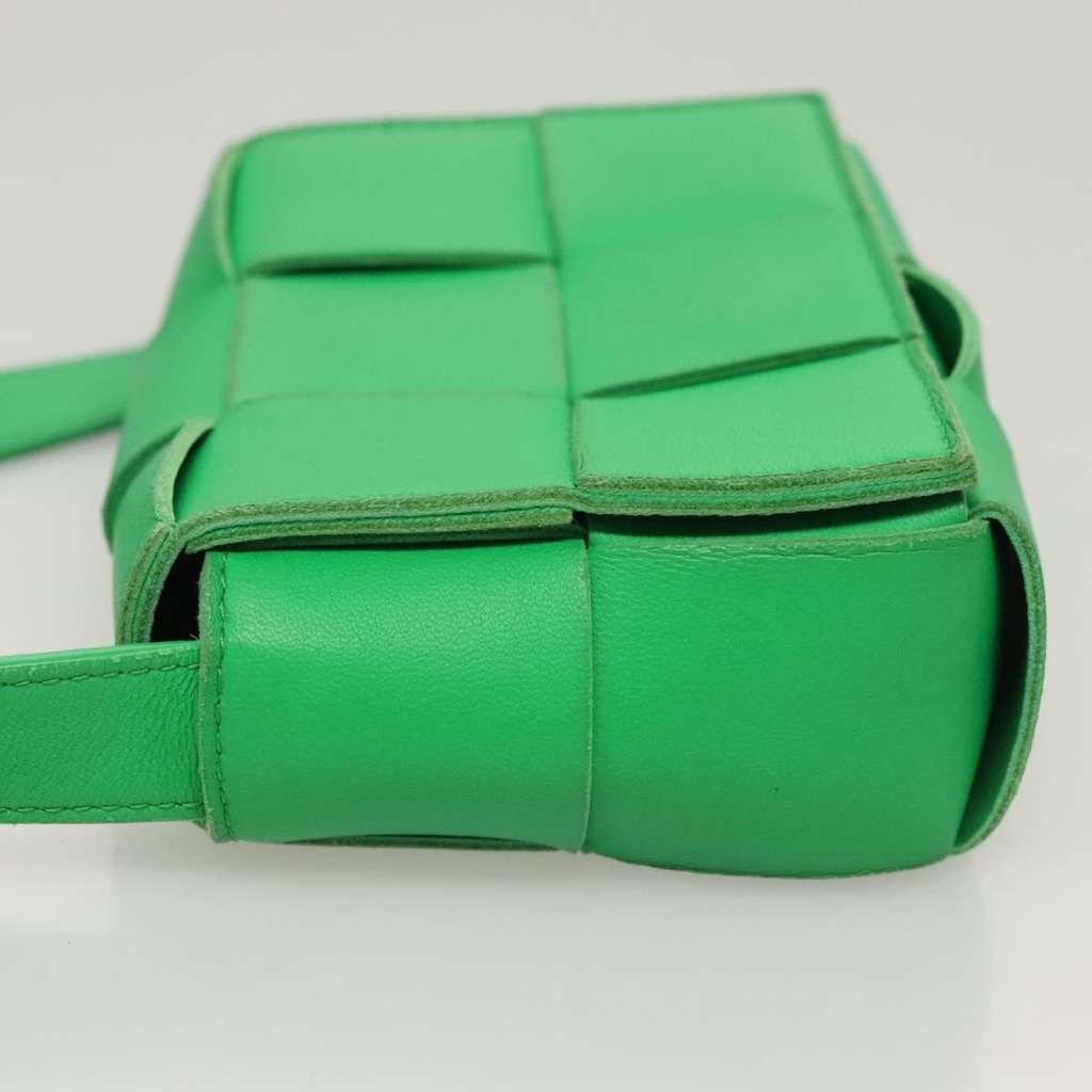 Bottega Veneta Cassette Crossbody Bag Green Leather Good condition - Model View