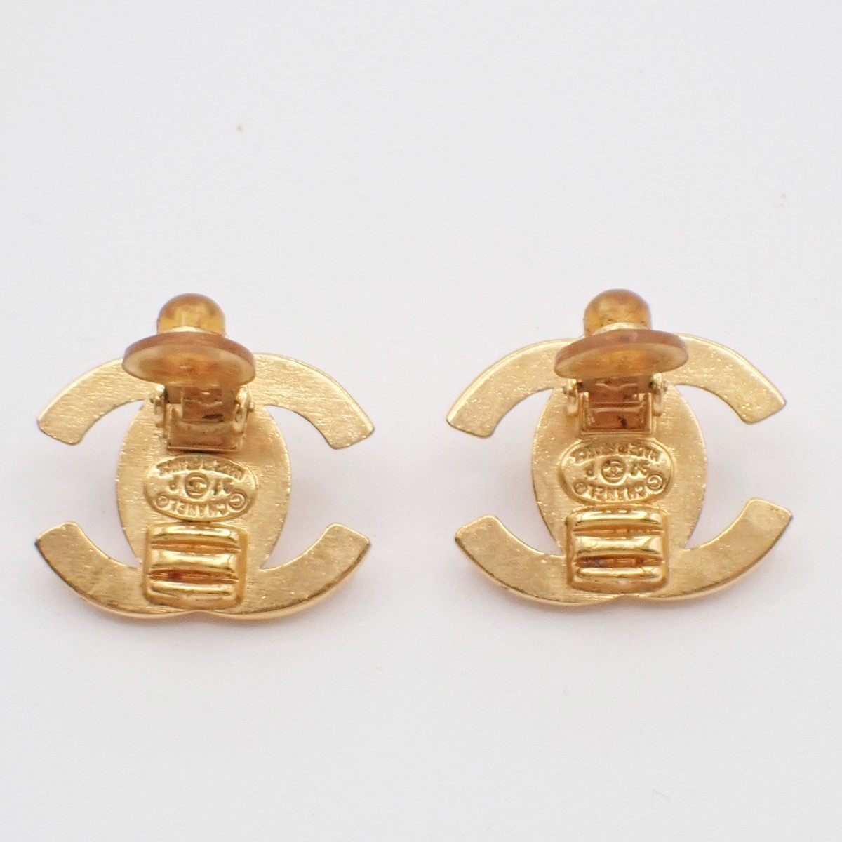 Chanel CC Button Clip-On Earrings Gold Good condition - Inside View