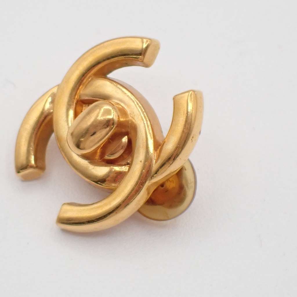 Chanel CC Button Clip-On Earrings Gold Good condition - Model View