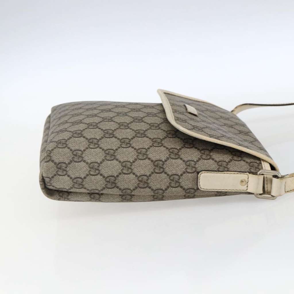 Gucci Flap Messenger Beige Fair condition - Model View