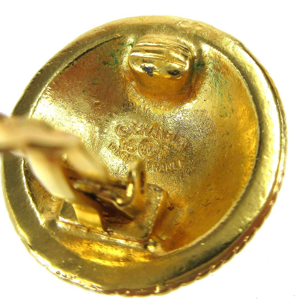 Chanel CC Round Earrings Gold Good condition - Model View