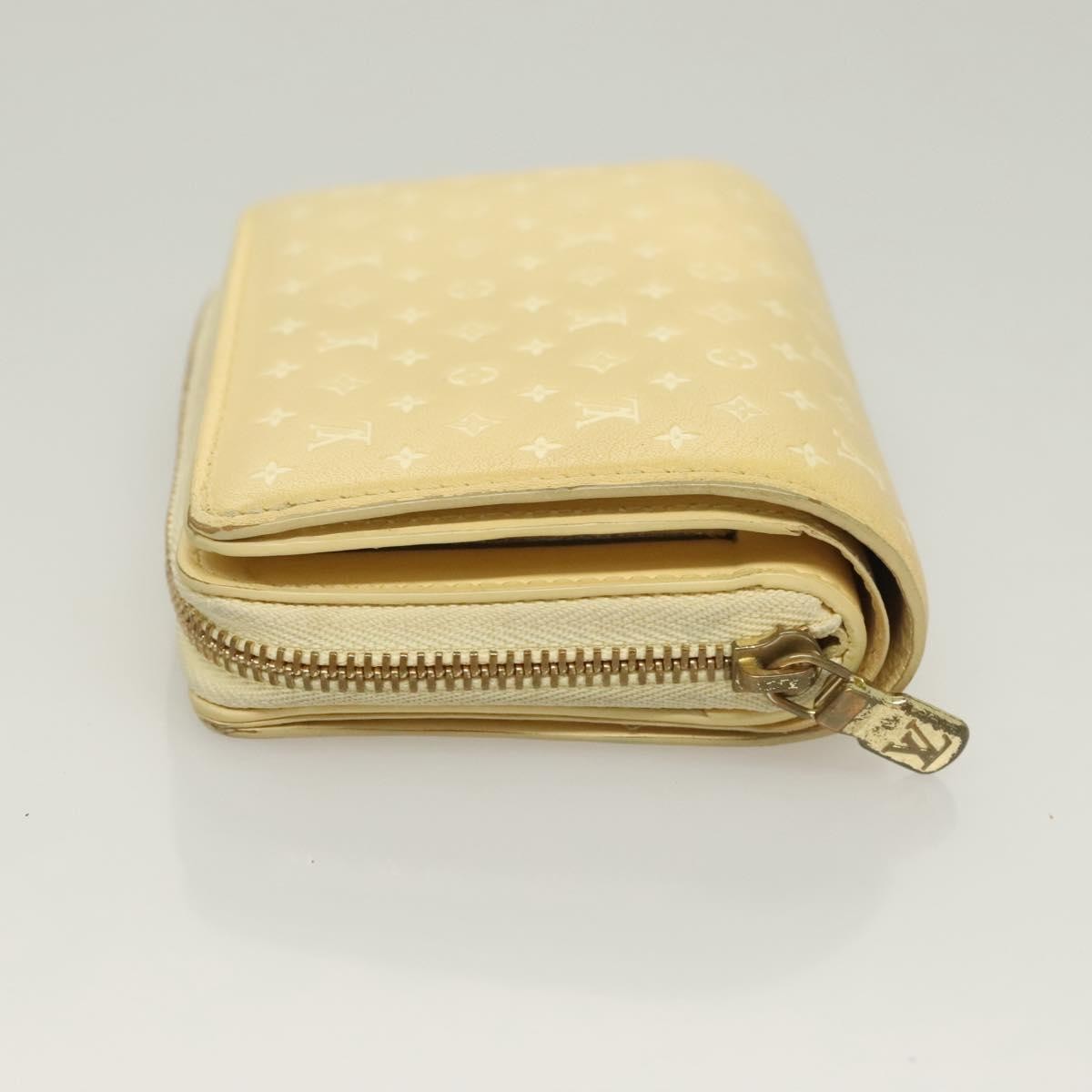 Louis Vuitton Lou Wallet Beige Leather Good condition - Model View
