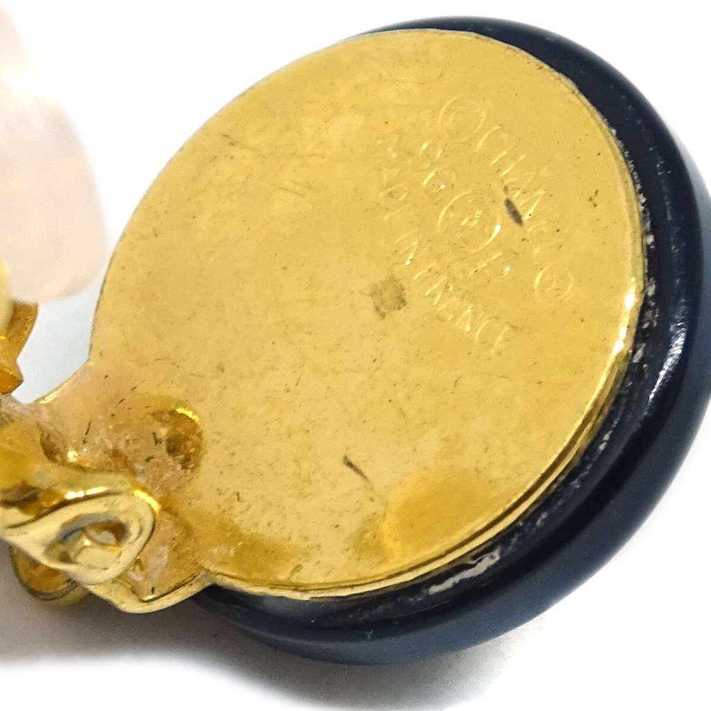 Chanel CC Dangle Earrings Gold Good condition - Model View