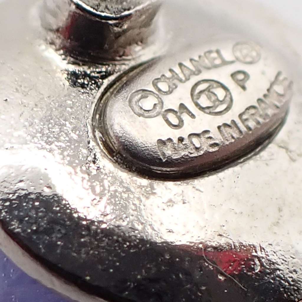 Chanel Vintage Camellia Earrings Purple Plastic Good condition - Model View