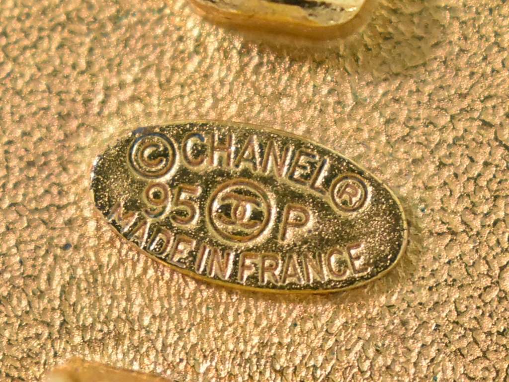 Chanel CC Hoop Clip-On Earrings Gold Good condition - Model View