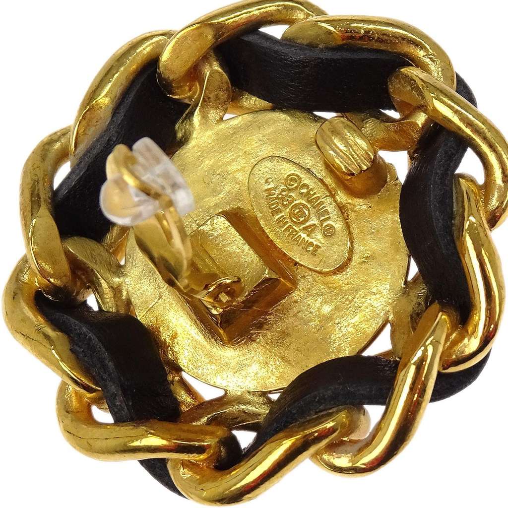 Chanel CC Clip On Earrings Gold Good condition - Model View