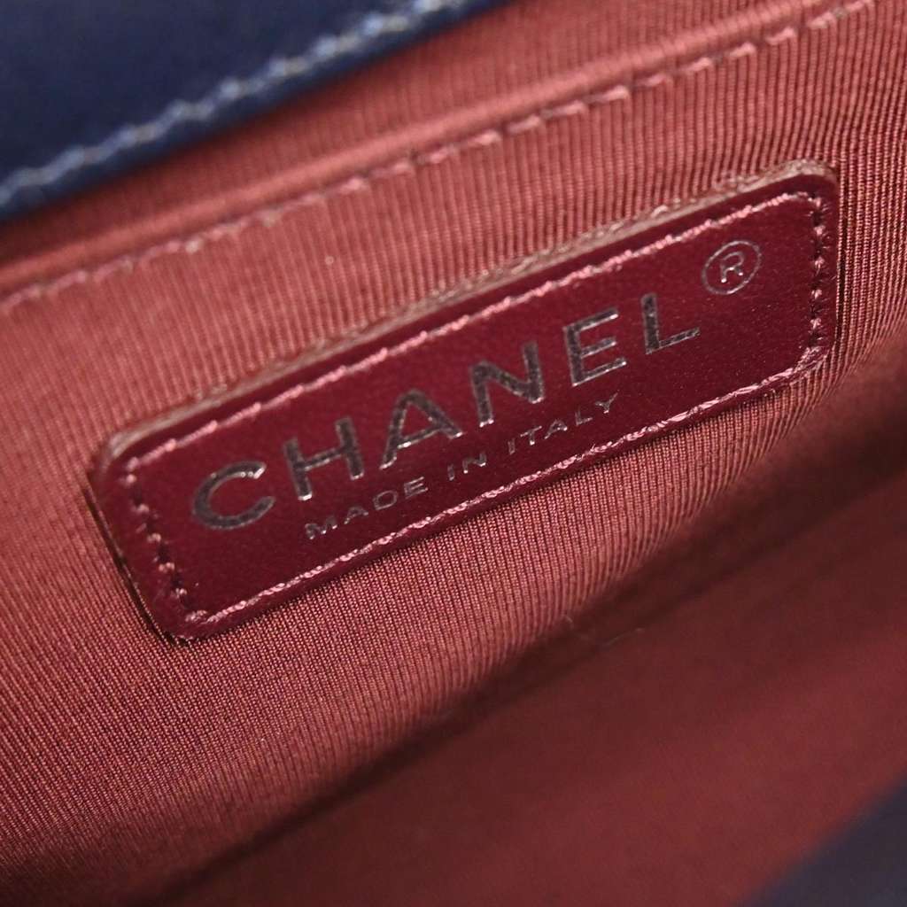 Chanel Boy Flap Bag Navy Velvet Good condition - Model View