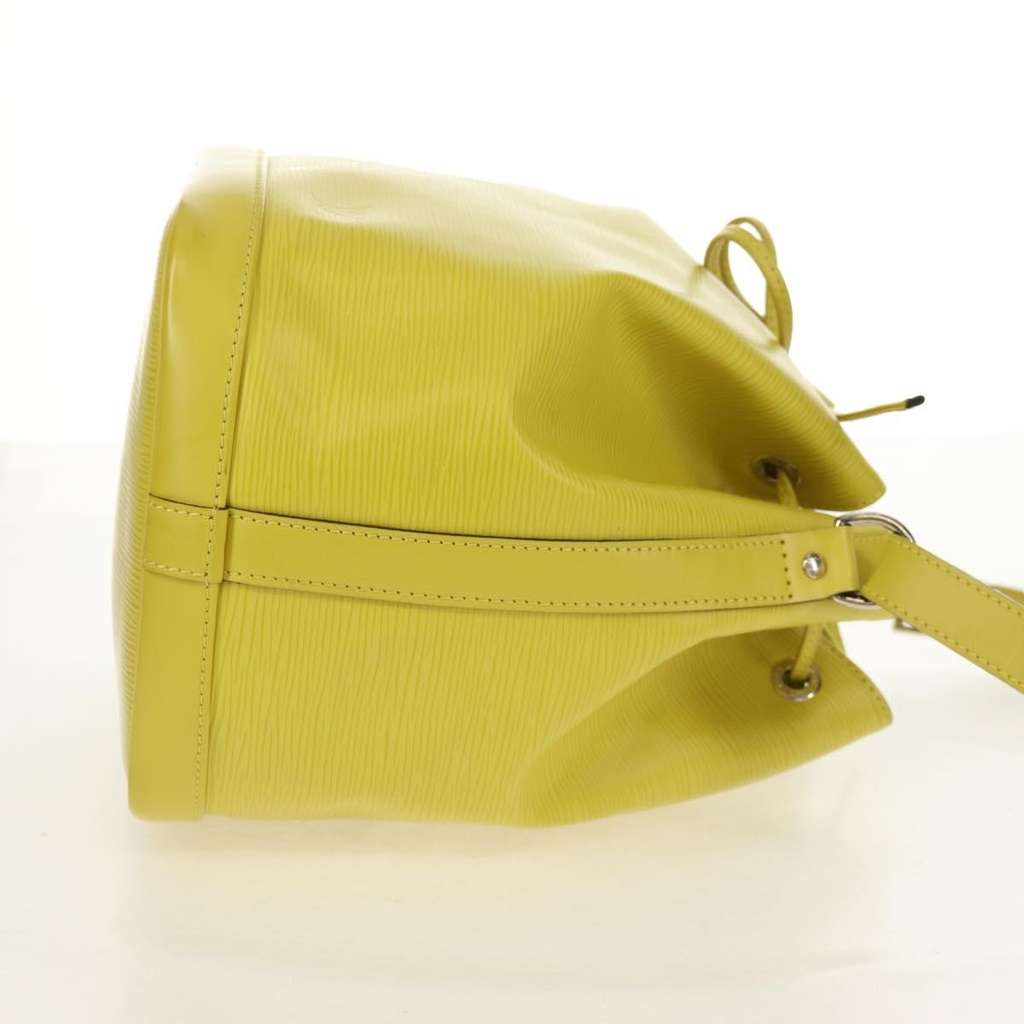 Louis Vuitton Petit Noe Handbag Green Leather Good condition - Model View