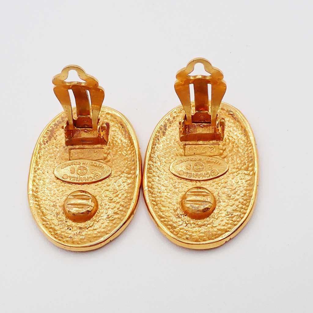 Chanel Vintage CC Crown Oval Plate Clip-On Earrings Gold Good condition - Inside View