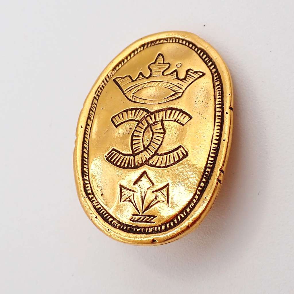 Chanel Vintage CC Crown Oval Plate Clip-On Earrings Gold Good condition - Model View