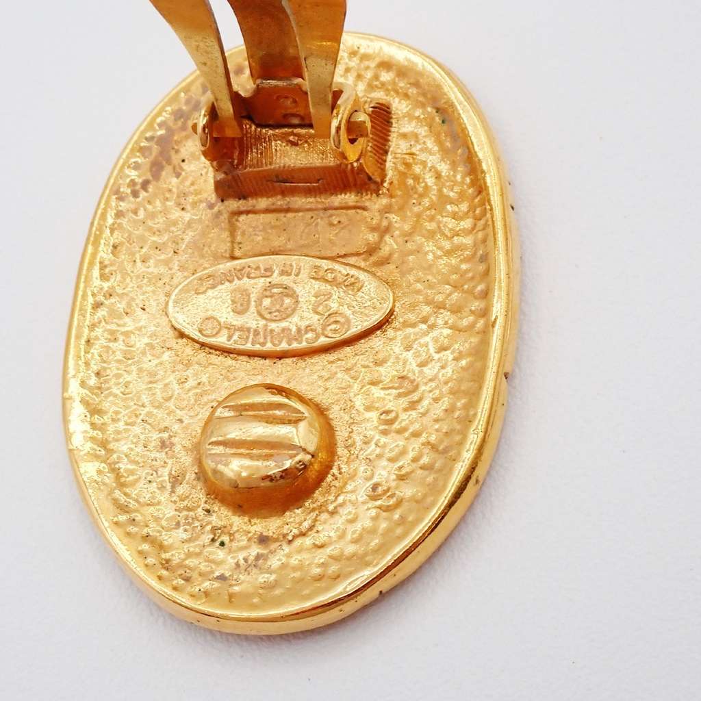 Chanel Vintage CC Crown Oval Plate Clip-On Earrings Gold Good condition - Box View
