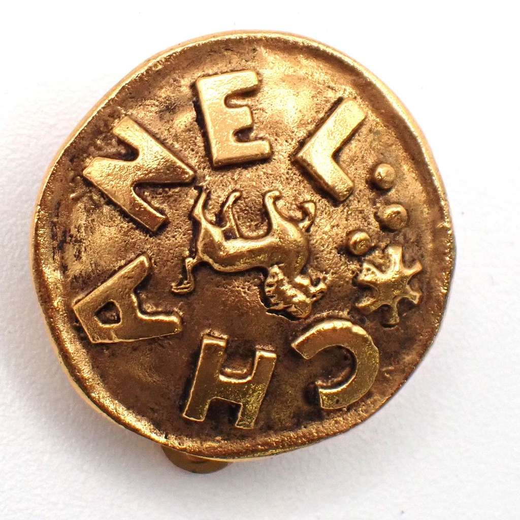 Chanel Vintage Round CC Clip-On Earrings Gold Good condition - Model View