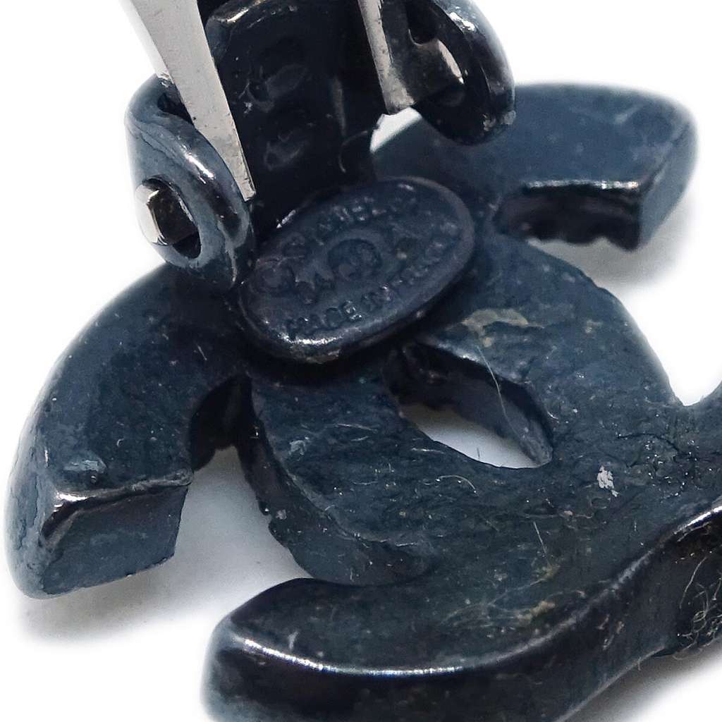 Chanel CC Clip-On Earrings Black Metal Good condition - Model View