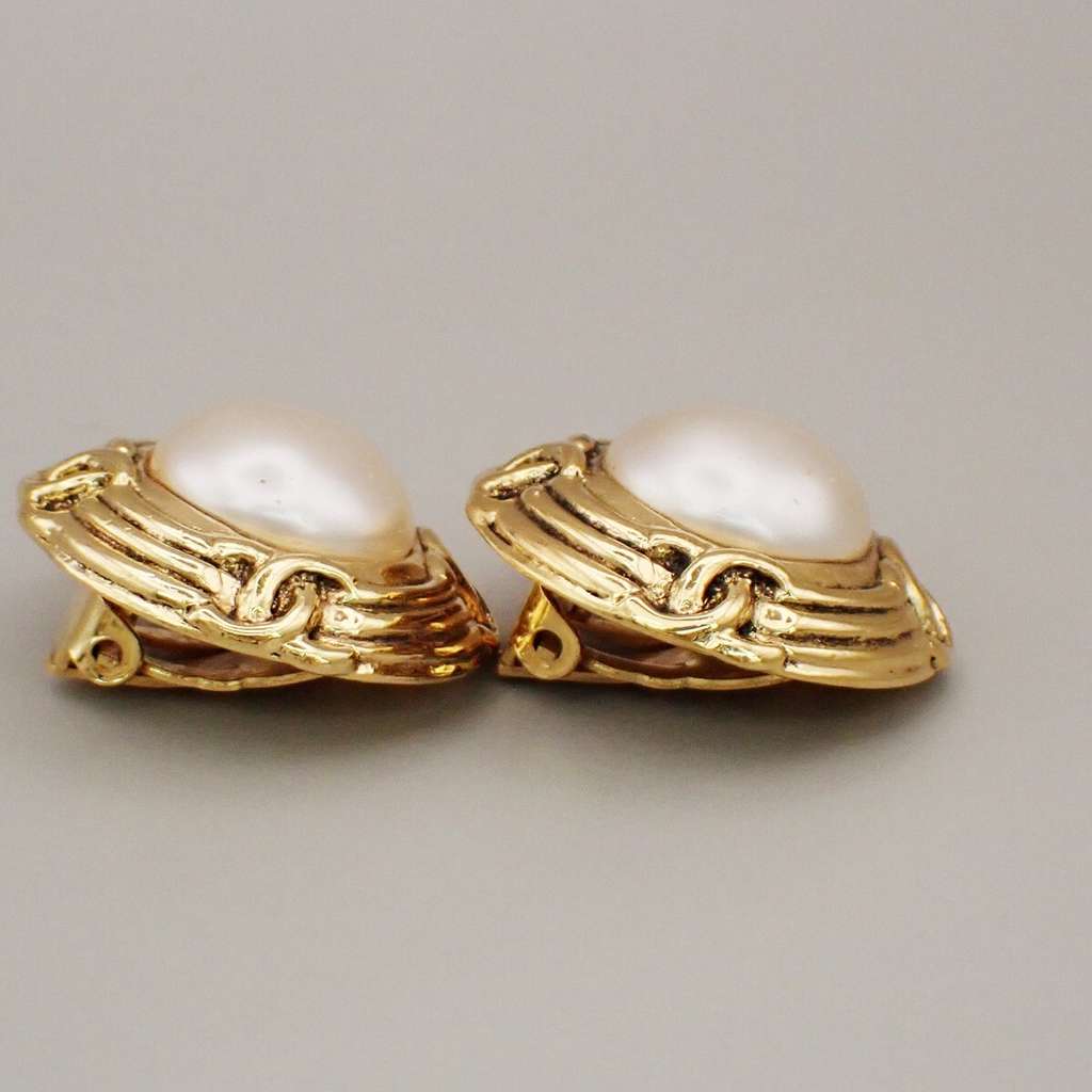 Chanel Vintage Round Clip-On Earrings Gold Good condition - Model View