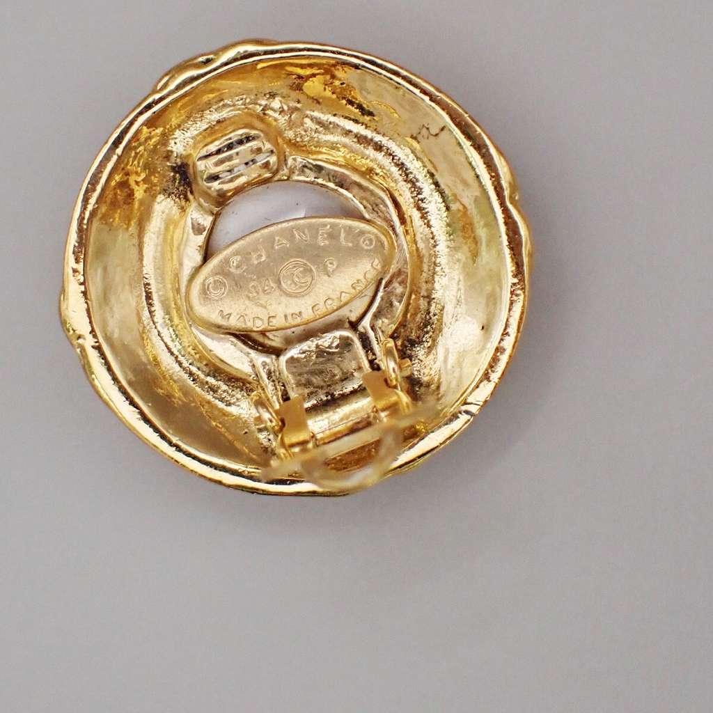 Chanel Vintage Round Clip-On Earrings Gold Good condition - Box View
