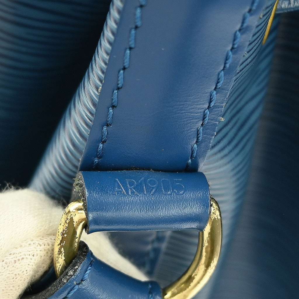 Louis Vuitton Petit Noe Handbag Blue Leather Fair condition - Model View
