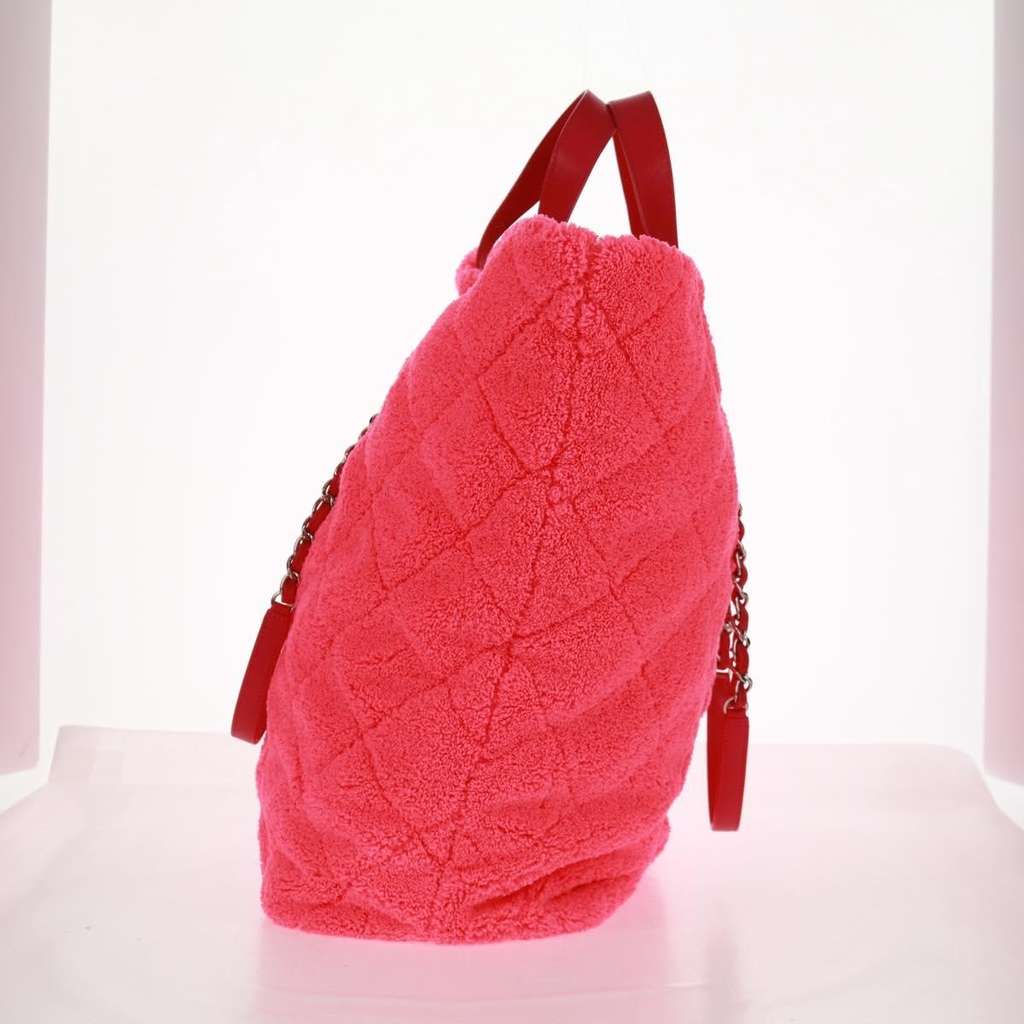 Chanel CC Charm Shopping Tote Pink Good condition - Model View