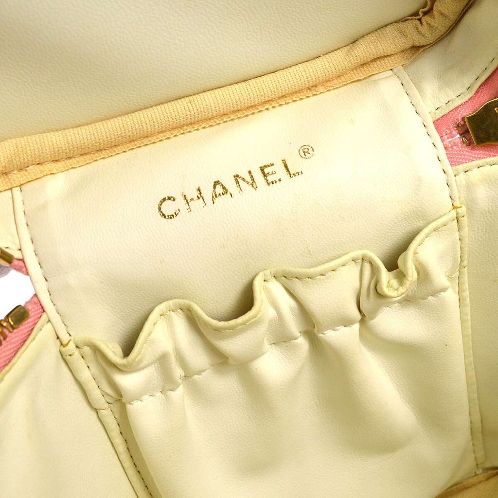 Chanel Vintage Timeless Cosmetic Case Pink Leather Good condition - Model View