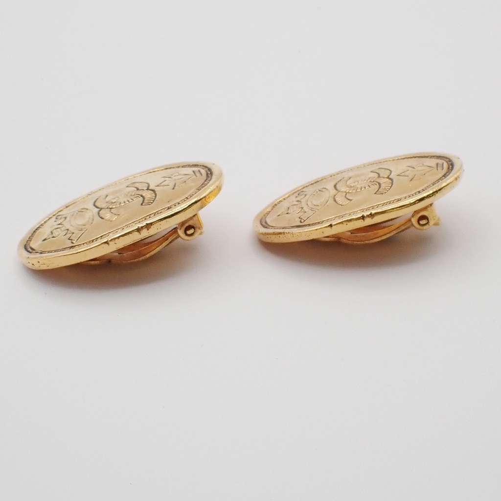 Chanel Vintage CC Crown Oval Plate Clip-On Earrings Gold Good condition - Back View