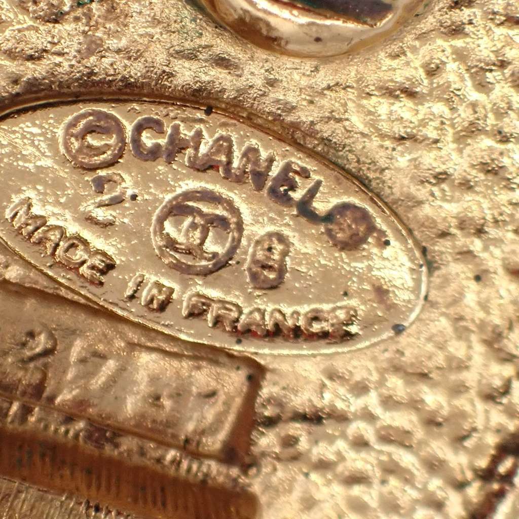 Chanel Vintage CC Crown Oval Plate Clip-On Earrings Gold Good condition - Model View