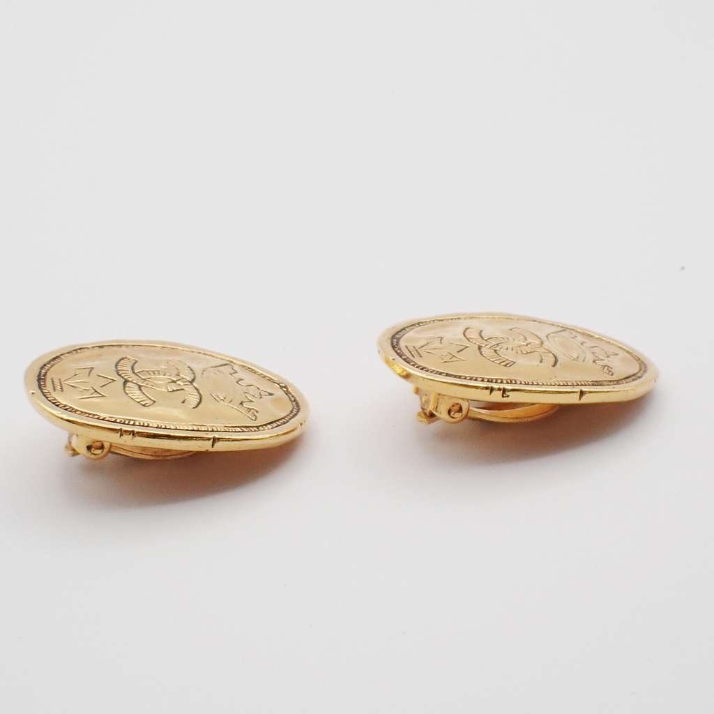 Chanel Vintage CC Crown Oval Plate Clip-On Earrings Gold Good condition - Box View
