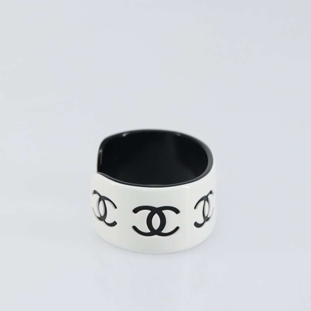Chanel Coco Cuff Bracelet White Plastic Good condition - Model View