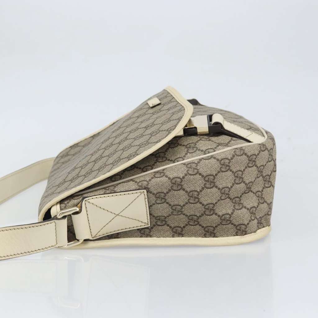 Gucci Double Buckle Flap Messenger Bag Beige Good condition - Model View