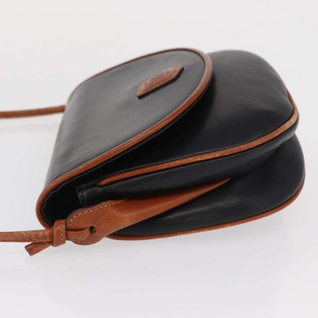 Celine Vintage Shoulder Bag Black Leather Good condition - Model View