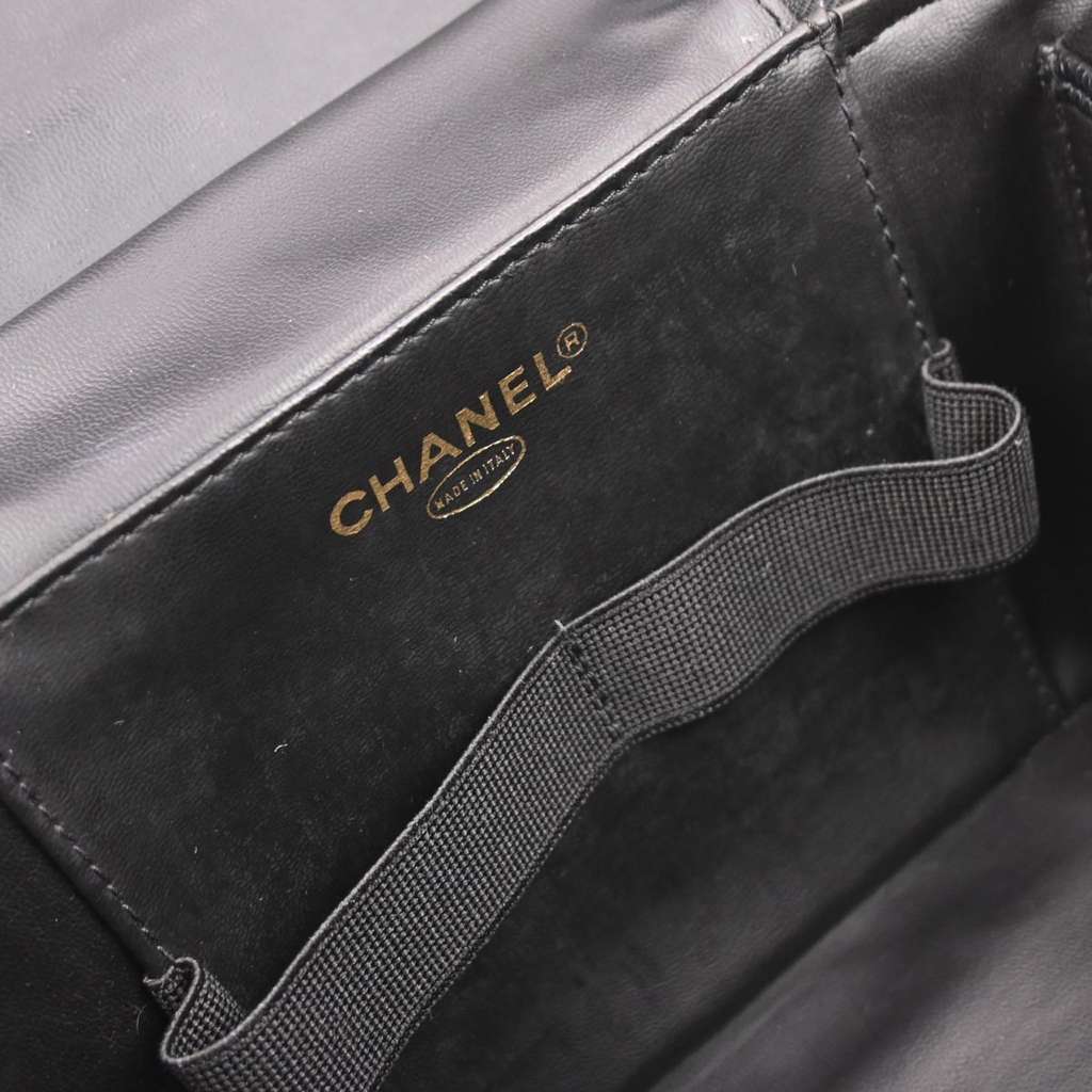 Chanel Vintage Timeless Vanity Case Black Leather Good condition - Model View