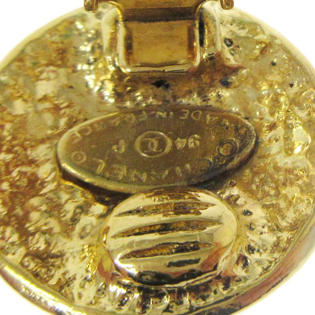 Chanel Vintage CC Round Clip-On Earrings Gold Good condition - Model View