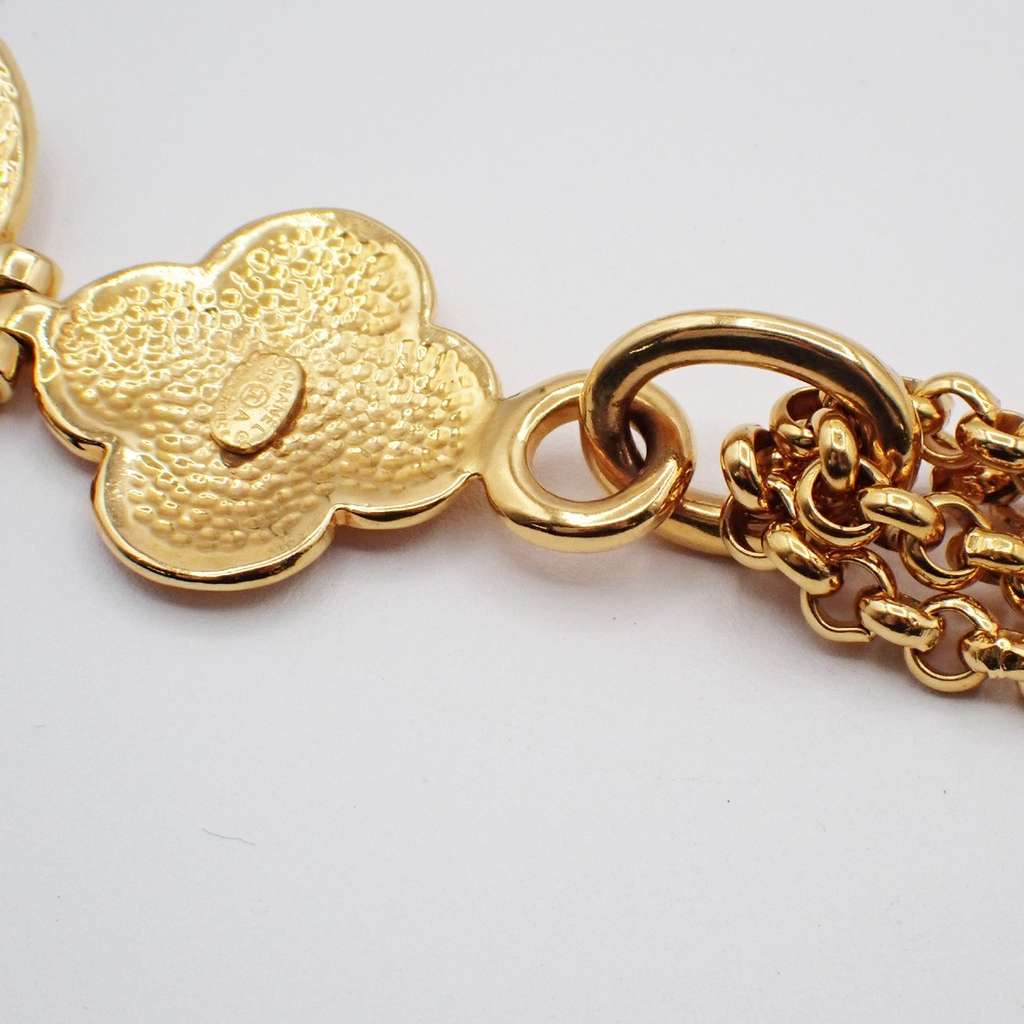 Chanel CC Flower Pendant Necklace Gold Good condition - Model View