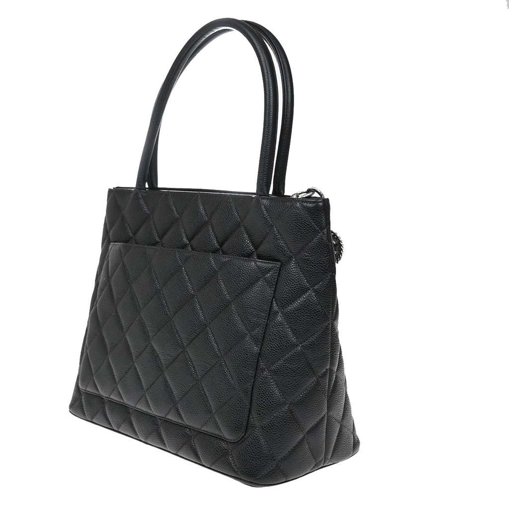 Chanel Medallion Tote Black Leather Good condition - Model View