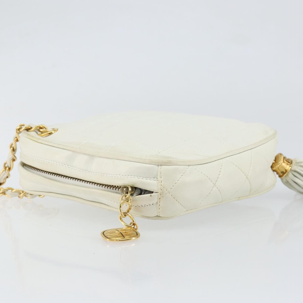 Chanel Vintage Diamond Tassel Crossbody White Leather Good condition - Model View