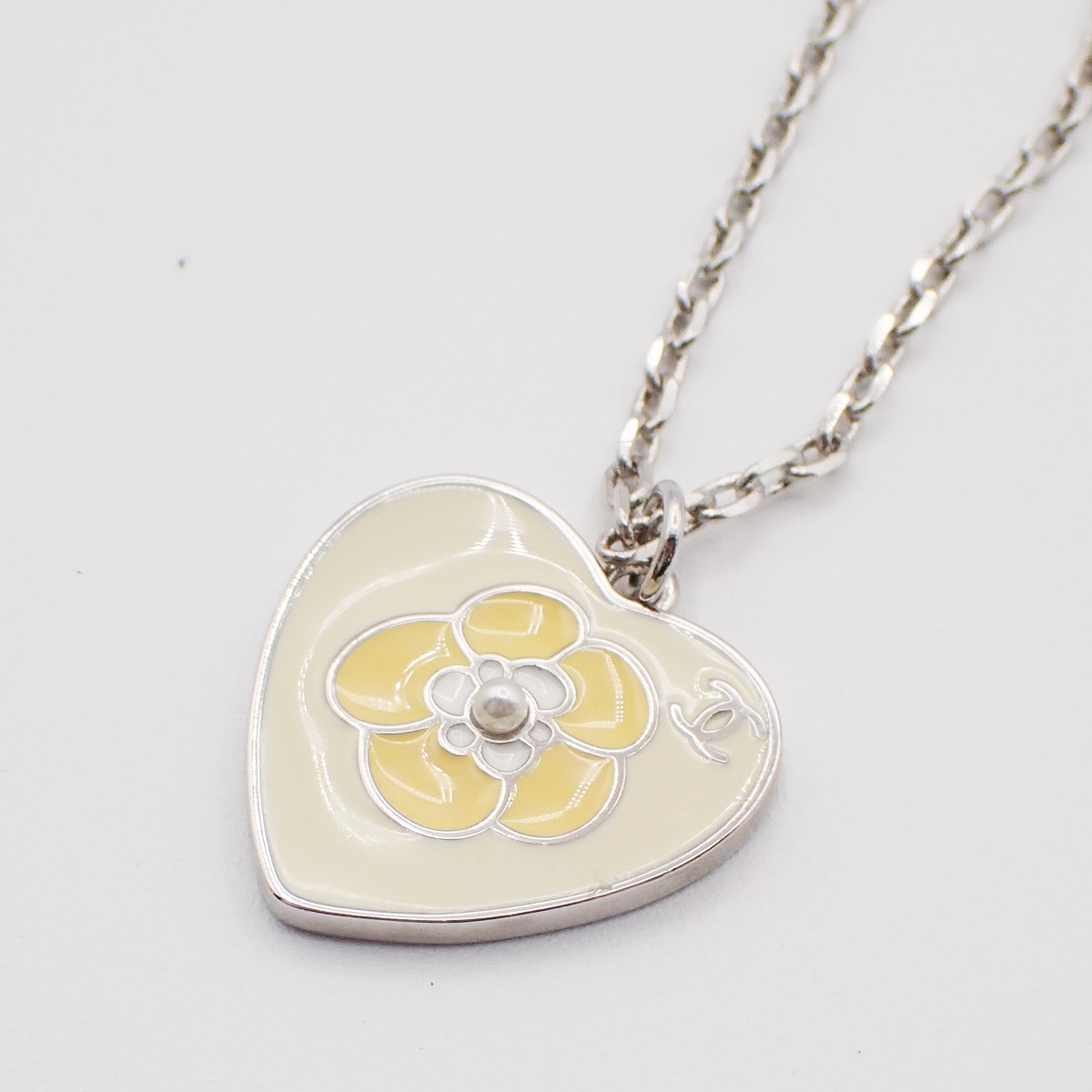 Chanel CC Heart Pendant Necklace Silver Good condition - Back View