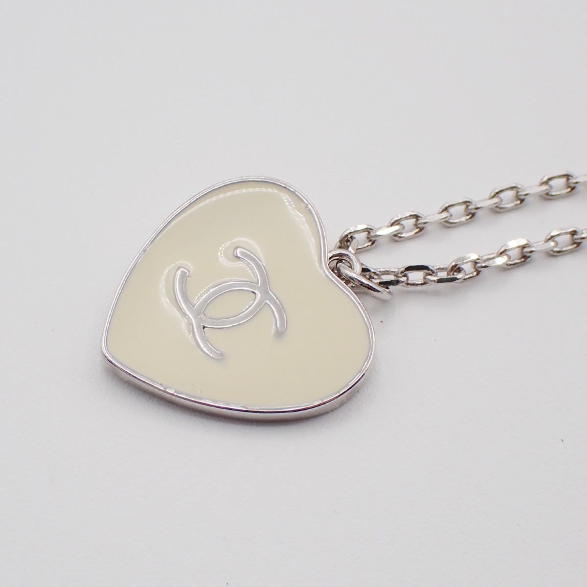Chanel CC Heart Pendant Necklace Silver Good condition - Inside View