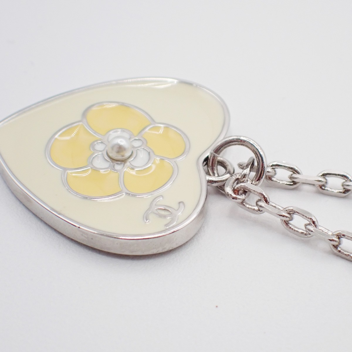 Chanel CC Heart Pendant Necklace Silver Good condition - Model View