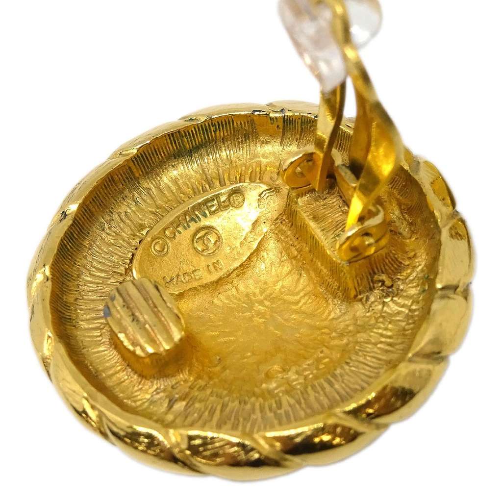 Chanel Vintage CC Logo Round Clip on Earrings Gold Good condition - Model View