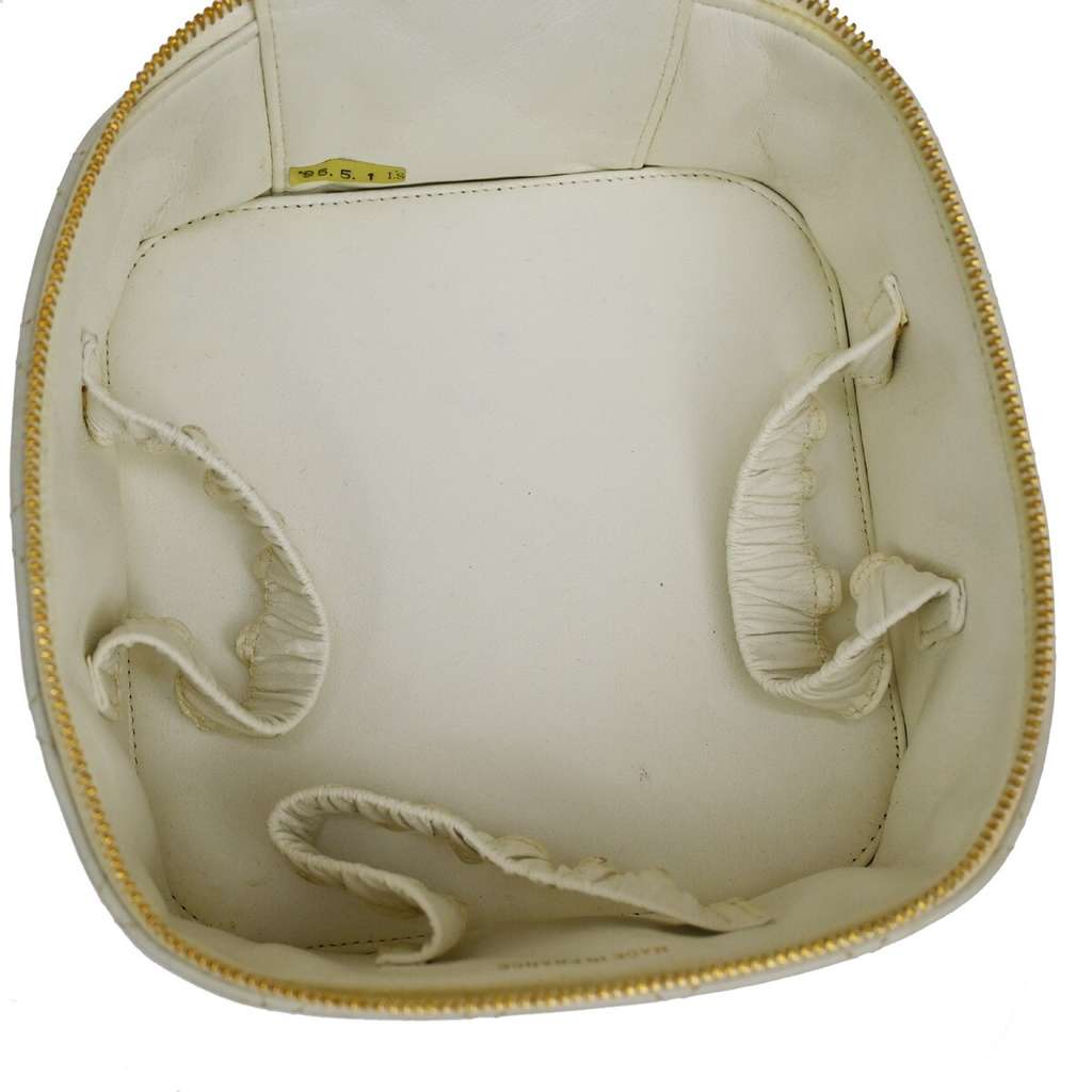 Chanel Classic Vanity Case White Leather Good condition - Box View