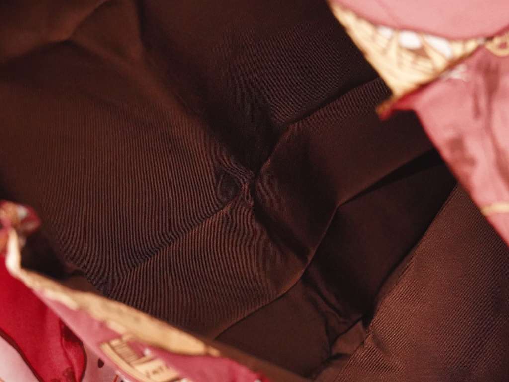 Hermès Silky Pop Tote Burgundy Silk Very good condition - Model View