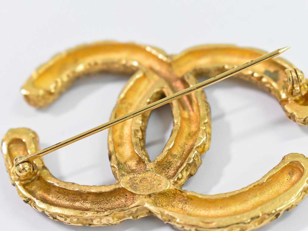 Chanel CC Brooch Gold Good condition - Model View