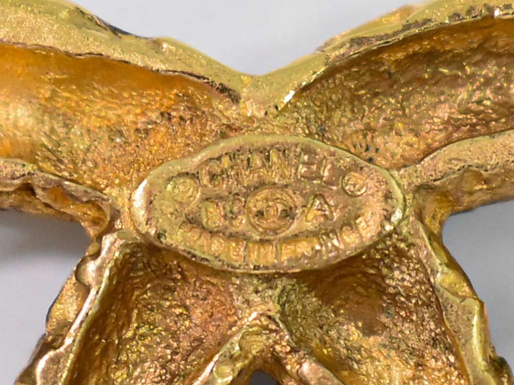 Chanel CC Brooch Gold Good condition - Box View