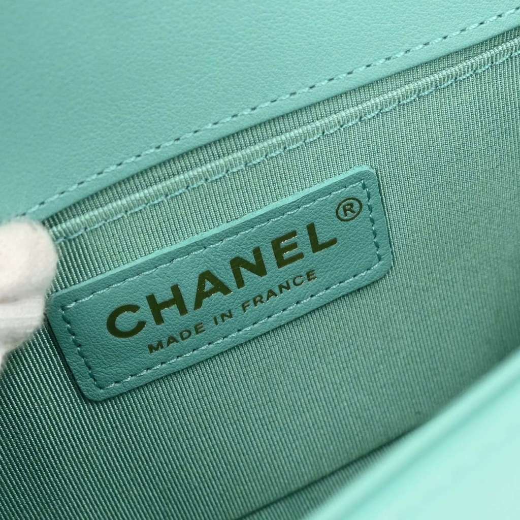 Chanel Boy Flap Bag Green Leather Good condition - Model View
