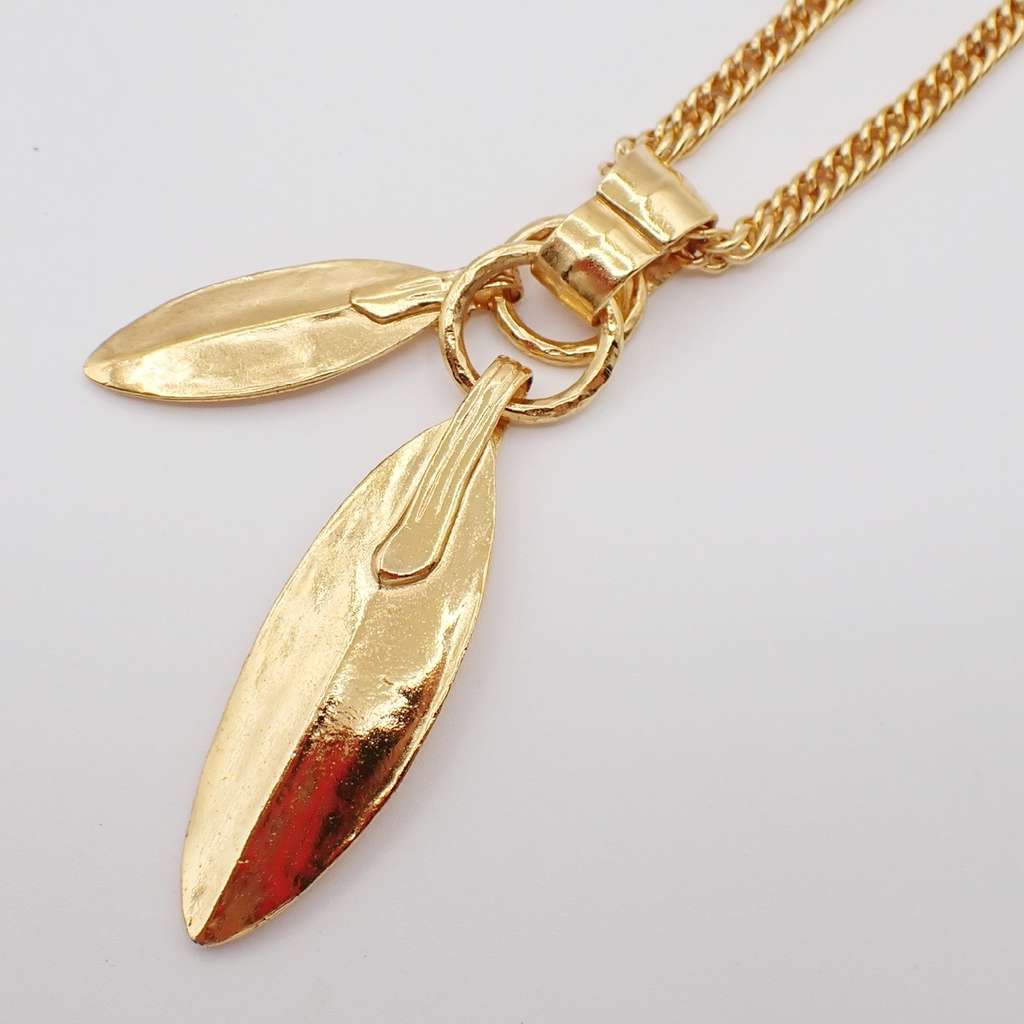 Chanel Feather CC Pendant Necklace Gold Good condition - Model View