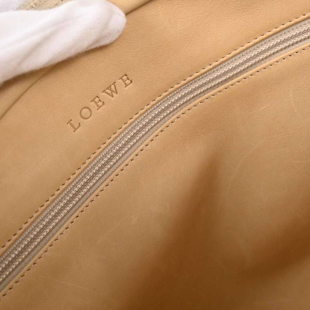 Loewe Amazona Bag Beige Suede Good condition - Model View